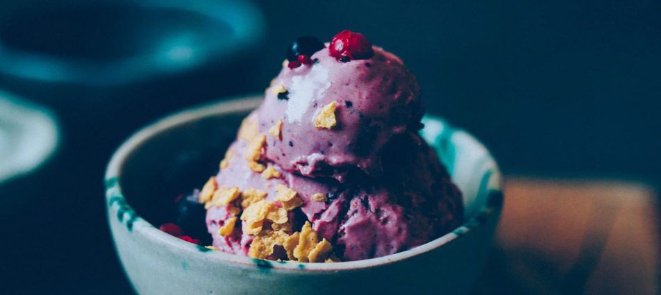 Helado de frutos rojos con leche de coco